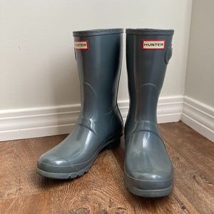 Hunter Short Glossy Grey Boots with Fleece Socks